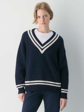 Aritzia TNA Navy V-Neck Millennium Sweater in Small